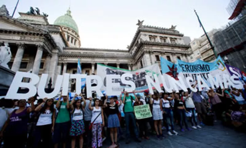 Manifestantes en contra del plan de pago a fondos buitres protestan afuera del Congreso argentino. (Foto: Reuters )