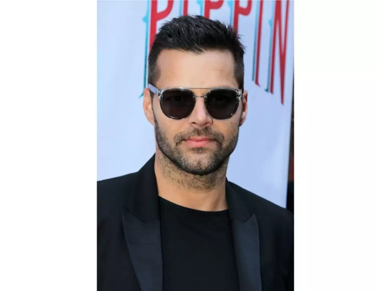 El cantante le pidió a sus fans que expresaran su sentir ante las declaraciones que hizo el arzobispo Fabio Martínez: "el aborto es más grave que el abuso infantil de algunos sacerdotes".