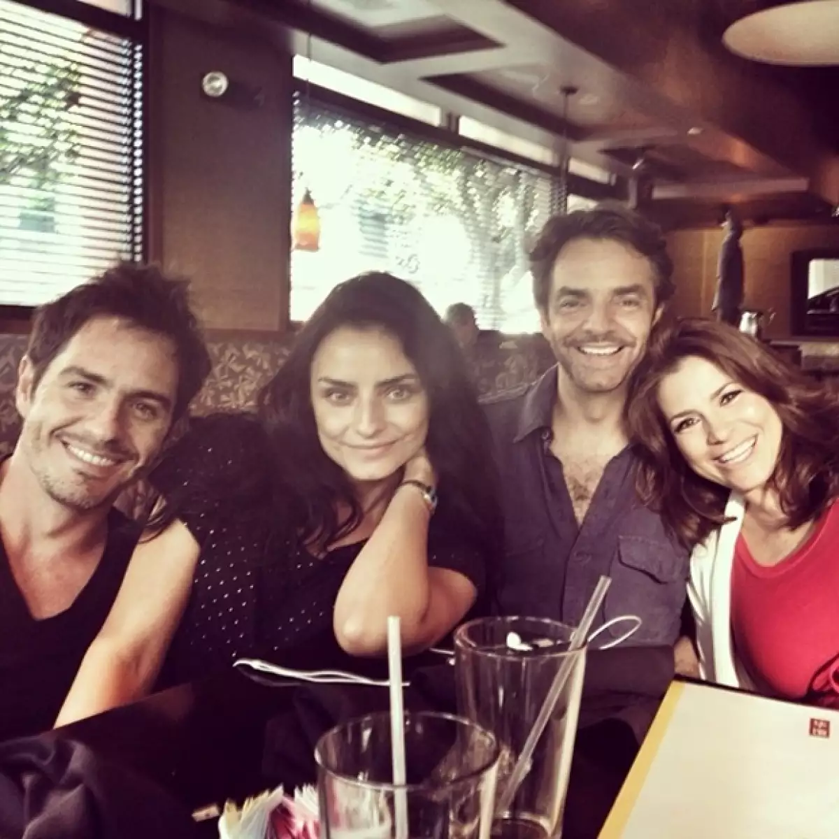 Mauricio Ochmann comió con la familia de su novia en Los Ángeles, momento que ella compartió en una foto de Instagram.