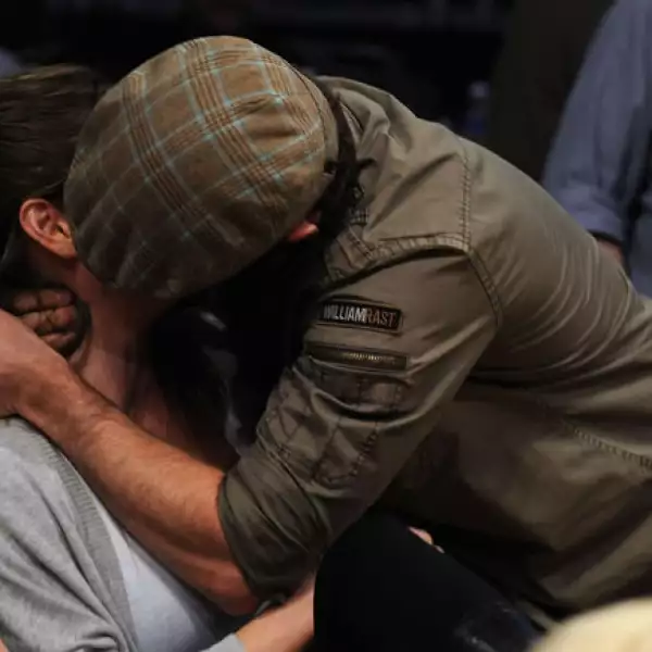 La pareja declaró a la revista People: Es grandioso estar casados. La ceremonia fue hermosa y fue algo muy especial estar rodeados por nuestra familia y amigos.