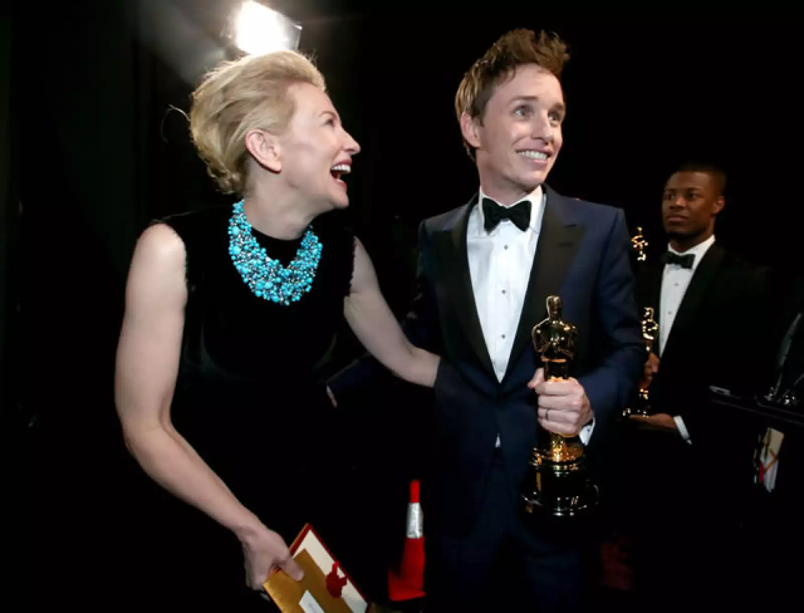 Cate Blanchett y el emocionado ganador por Mejor Actor, Eddie Redmayne.