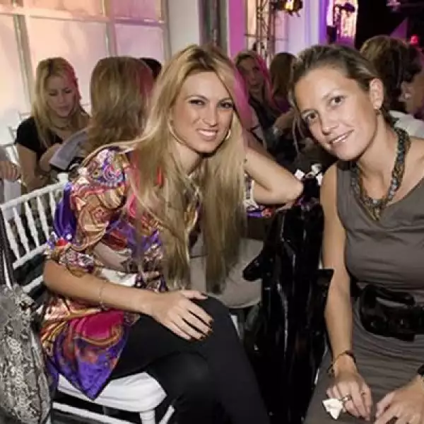 A María Elena, la novia, le gusta la moda de Dior, Valentino y Gucci. Según la revista Quién, en marzo viajó a Nueva York, donde le gustó un vestido de novia de 80 mil dólares, pero le pareció caro. Aquí, en un desfile de Saks con Emilce Carrill.