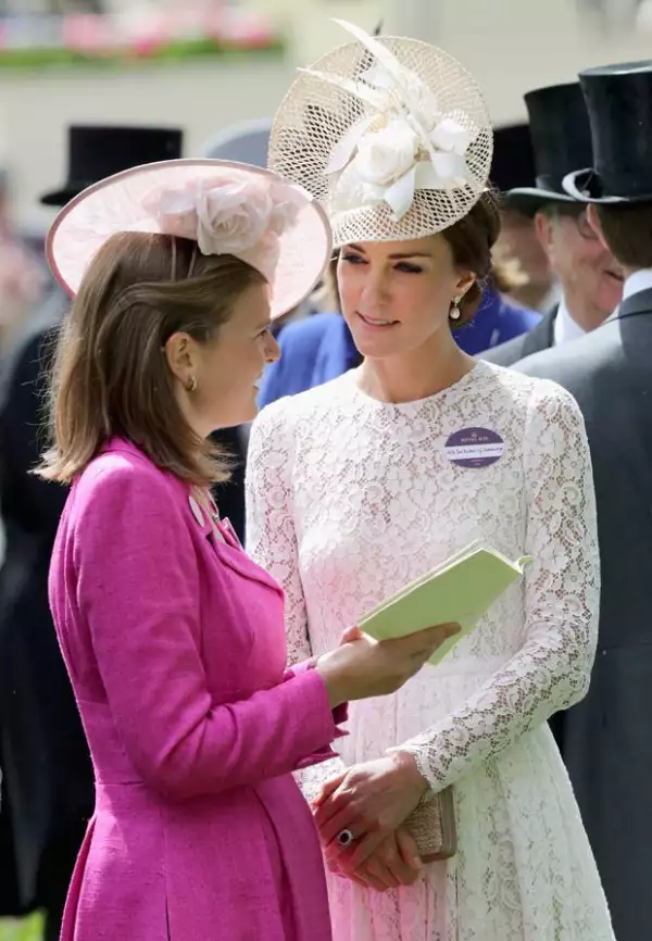 Ella estaba con una amiga conversando y de repente hizo un movimiento que generó controversia.