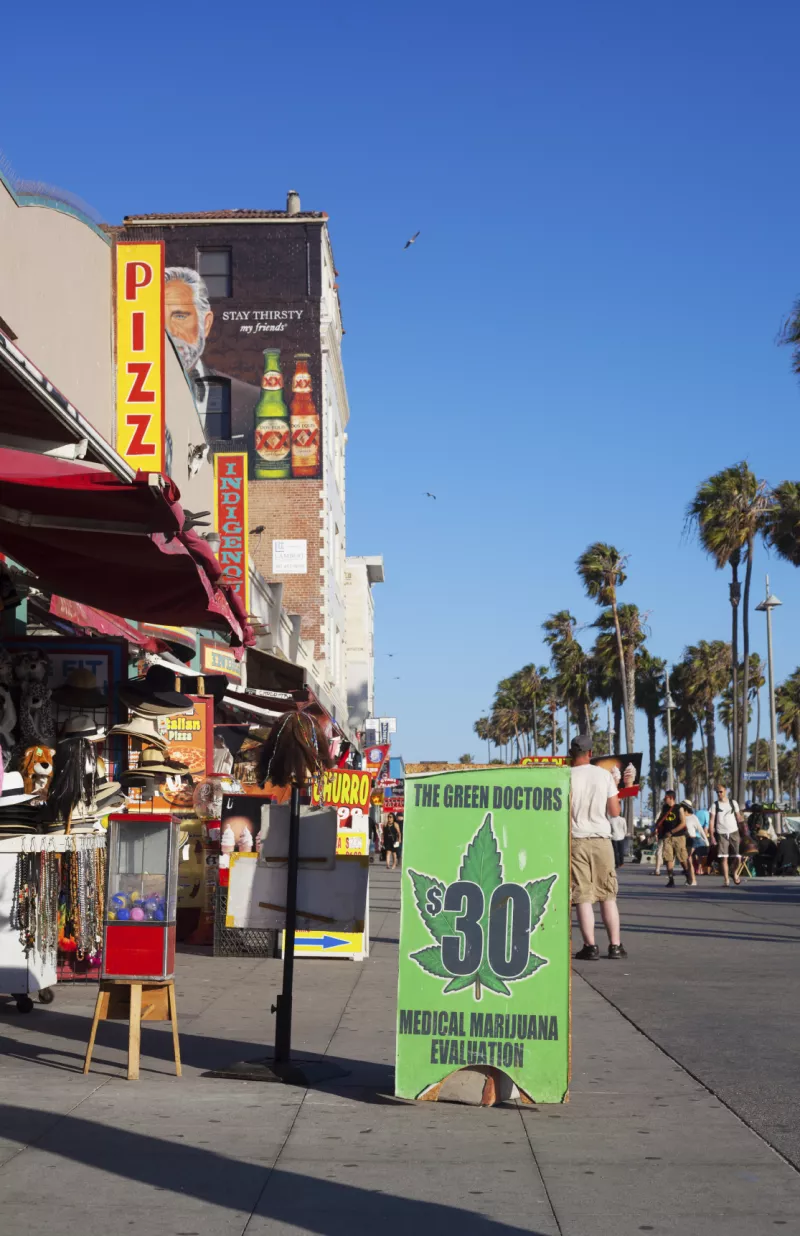 En California, Estados Unidos, la cannabis se distribuye, con fines médicos, a través de dispensarios autorizados.