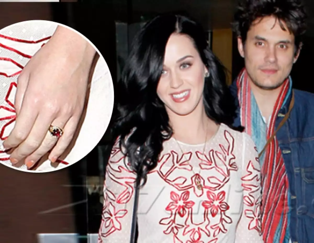 Se dice que la californiana pudo haber recibido la propuesta de matrimonio de su novio John Mayer el pasado San Valentín, luego de que la captaran con un hermoso anillo de rubí.