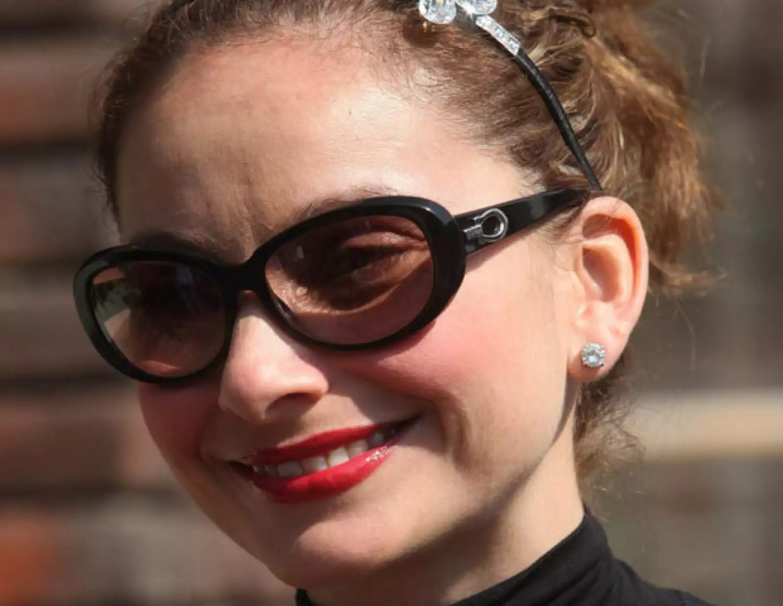 Elizabeth Álvarez feliz, feliz.