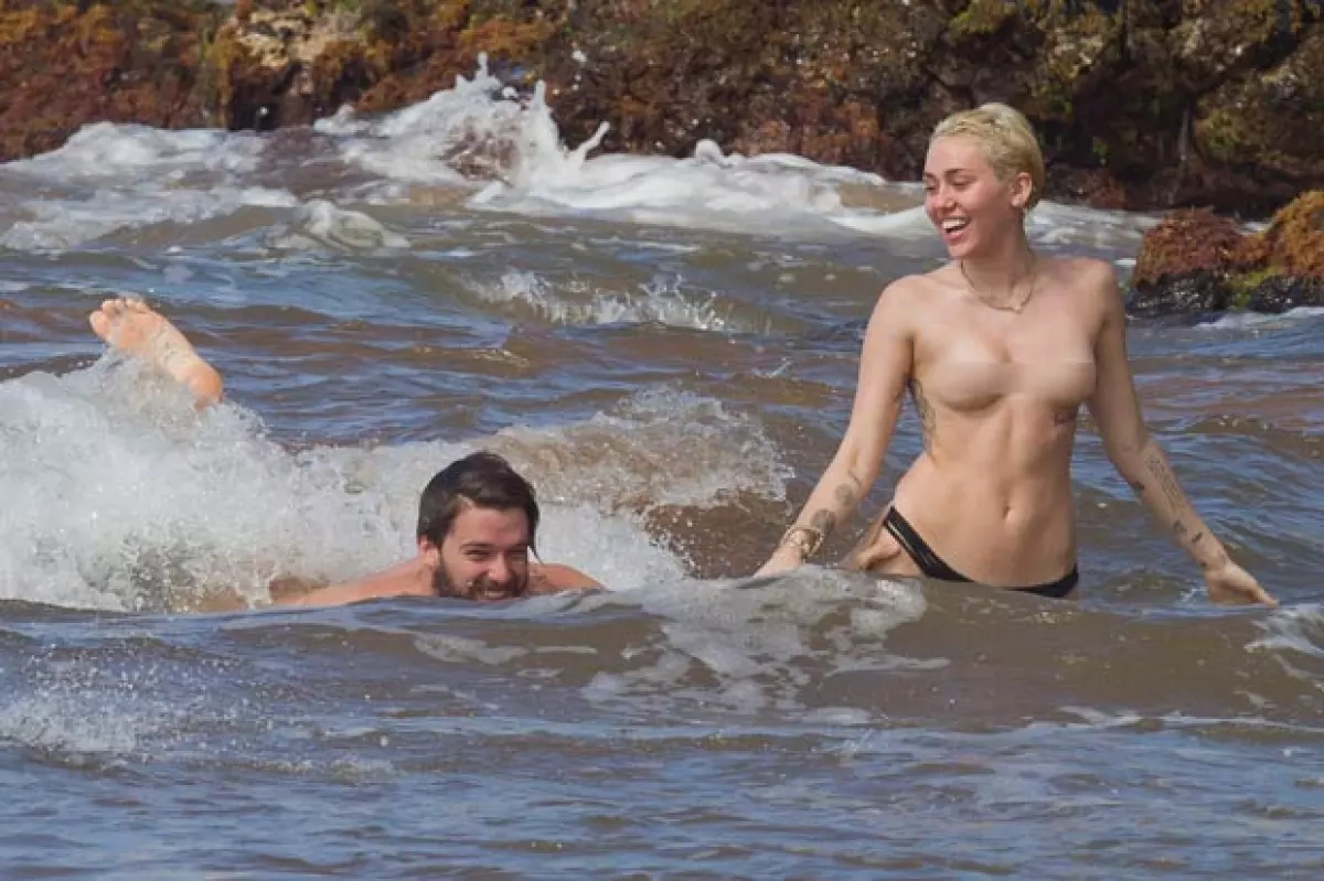La pareja estuvo nadando dentro del mar y Patrick no dejaba de tocar a su novia.