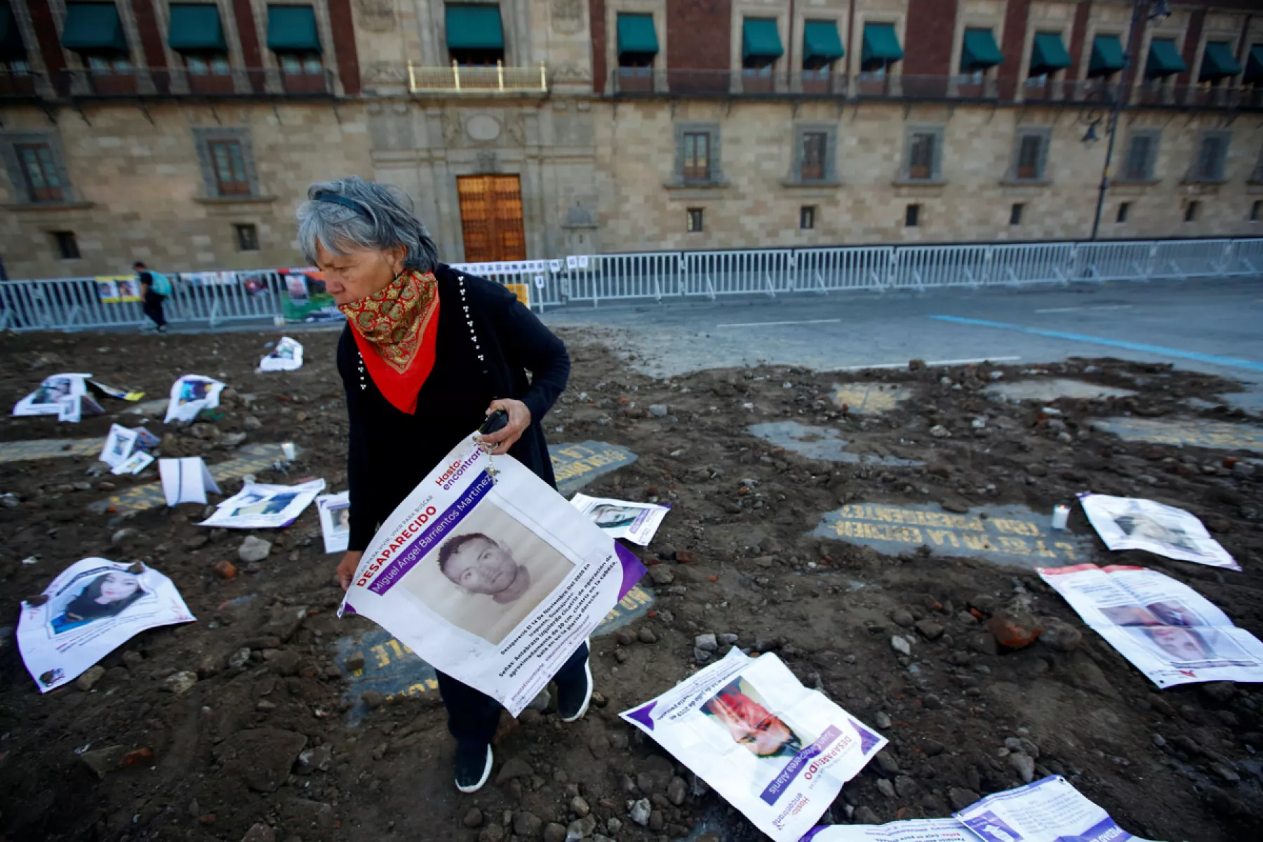 Familiares de víctimas de desaparición forzada protestas frente a Palacio Nacional)
