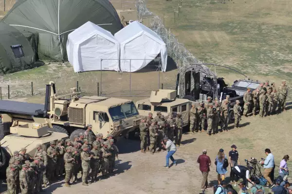 Texas construirá base militar en frontera con México para contener migración