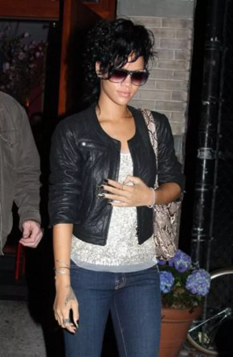 La cantante las lució la noche en que Chris Brown presuntamente la golpeó. Un par de aretes y tres anillos le fueron prestadas a la joven de 21 años.