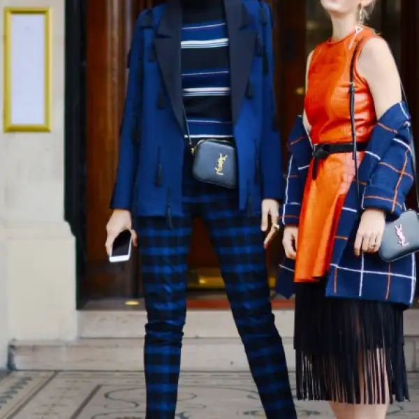 ¿No sabes cómo combinar estampados? Haz como la blogger y lleva un cuello de tortuga a rayas de Stefanel, pantalones tartán y pumps `animal print´ Sam Edelman. Balancea el look con piezas lisas como el saco de Nasty Gal y la bolsa de Saint Laurent.