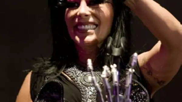 Se dice que la cantante se encuentra en el quirófano para ser intervenida por problemas en la cadera, pero otros aseguran que recibió un balazo en la pierna.