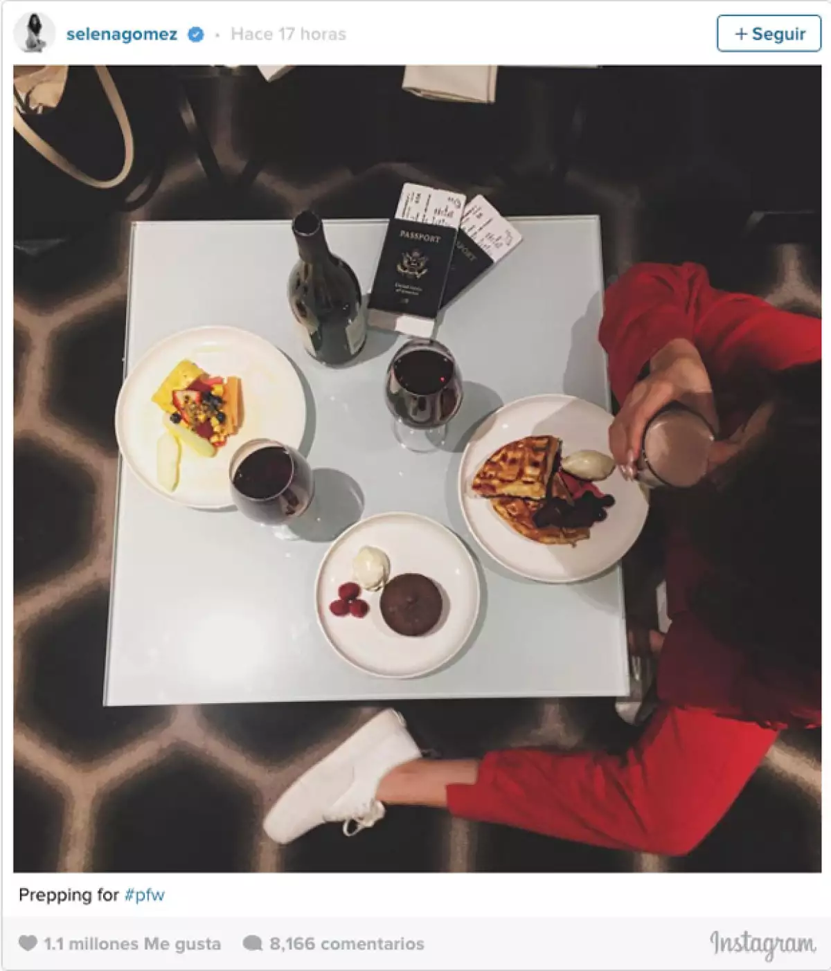Durante su viaje, presumió su outfit y comida pre París Fashion Week.