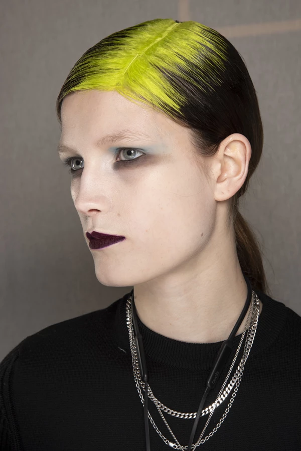 billie eilish-raíz neon-pelo-beauty look-pasarelas-parís-dries van noten-1