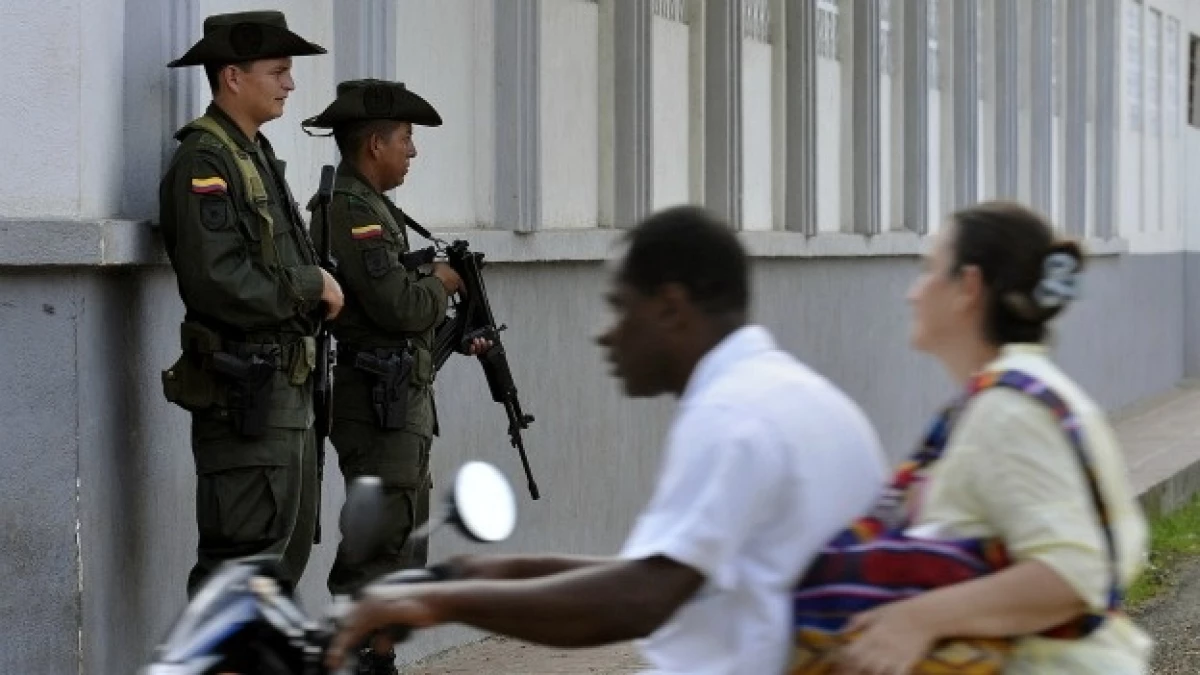 policias vigilan elecciones en colombia