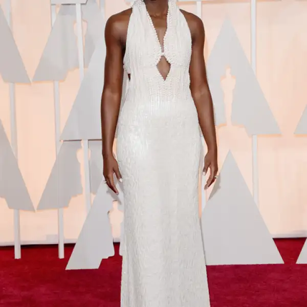 La actriz Lupita Nyongo lució espectacular con un vestido blanco de Calvin Klein. Para la fiesta de Vanity Fair usó un vestido ajustado dorado.