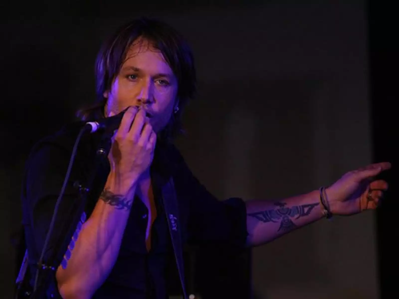 El tatuaje de brazalete del cantante country Keith Urban solía decir “Amor Vincit Omnia”, palabras en latín que significan “El amor lo conquista todo”, y el cual fue hecho en pareja con su ex novia, la modelo Niki Taylor. Cuando el neozelandés se enamoró