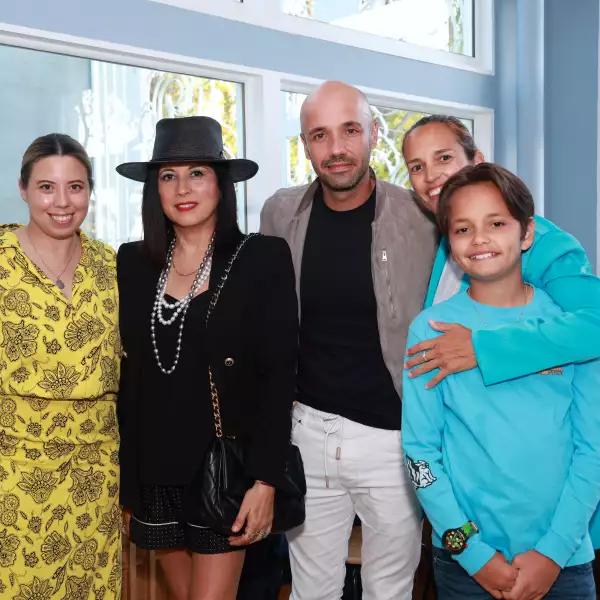 Fernanda Martínez, Gladys Tamez, Andrés y Andrei Cuenca con Lu