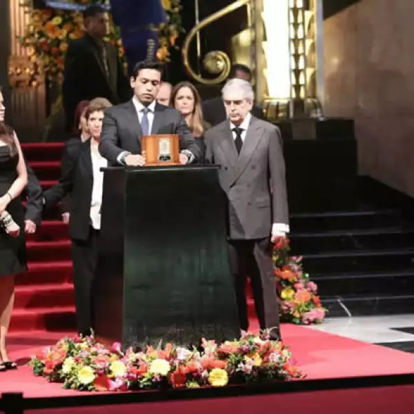 Hijo de Juan Gabriel, Iván, depositando las cenizas de su papá.