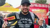 Un comerciante ofrece recuerdos de la Fórmula 1 en las inmediaciones del Autódromo Hermanos Rodríguez.