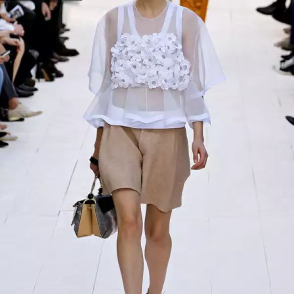 Bermudas amplias llegan para integrarse a looks sartoriales este verano. ag & Bone, Alexander Wang, Nanette Lepore, Suno y Chloe conjugan esta prenda holgada con detalles femeninos para crear un equilibrio.