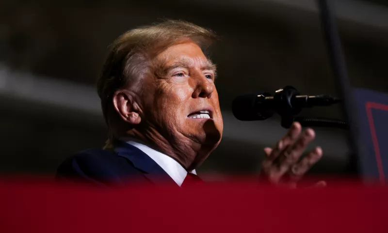 El candidato presidencial republicano y expresidente de los Estados Unidos, Donald Trump, habla en un evento de campaña antes de las elecciones primarias presidenciales republicanas en North Charleston, Carolina del Sur, EE. UU., el 14 de febrero de 2024.