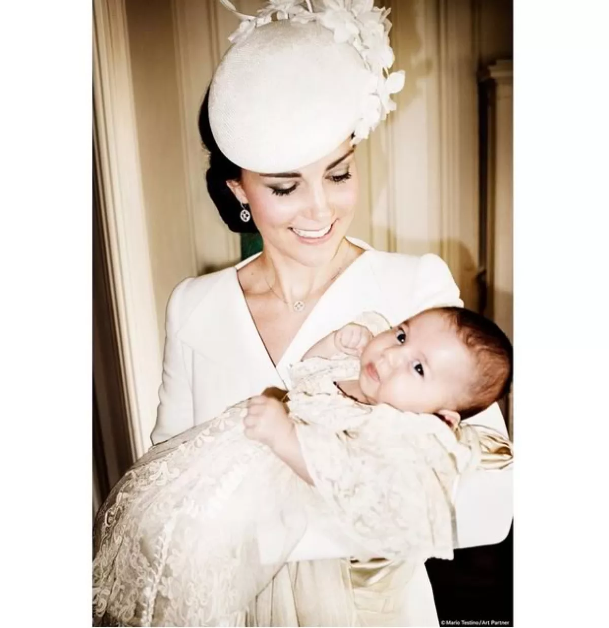Kate con la Princesa Charlotte en brazos, en Sandrinham House.
