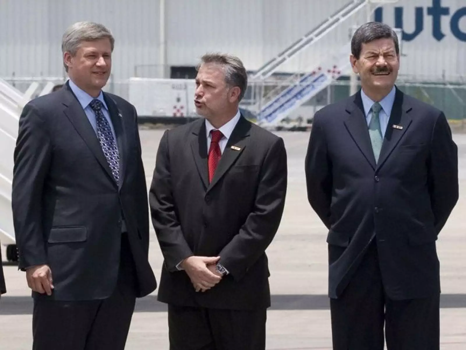 El gobernador de Jalisco, Emilio González Márquez y el embajador de México en Canadá, Francisco Barrio, recibieron al primer ministro de Canadá, Stephen Harper.