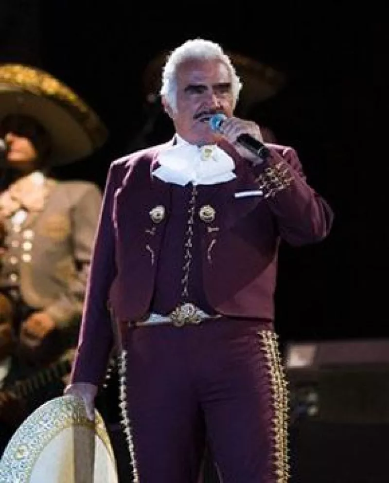 Tras la restricción de vuelos procedentes de México en Ecuador y Perú, las autoridades impidieron que el jet del cantante pudiera bajar por combustible.