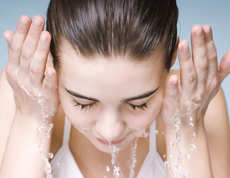 Lava tu cara y tu cuerpo con jabones más cremosos que contengan hidratantes para la piel.
