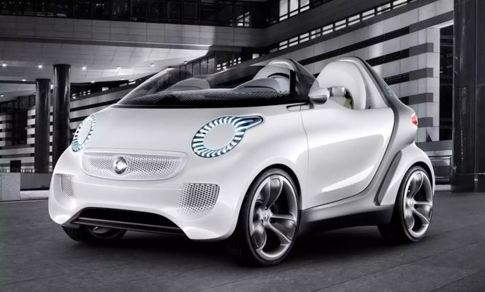 Smart, uno de los primeros autos eléctricos en el mercado, también evoluciona y ahora exhibe un nuevo modelo, que recarga  por completo su batería tan sólo en 45 minutos.