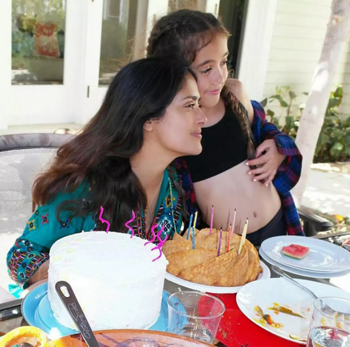 Se nota que la actriz mexicana ha disfrutado en grande su último cumpleaños y ha prometido ir publicando en esta semana un poco de sus festejos.