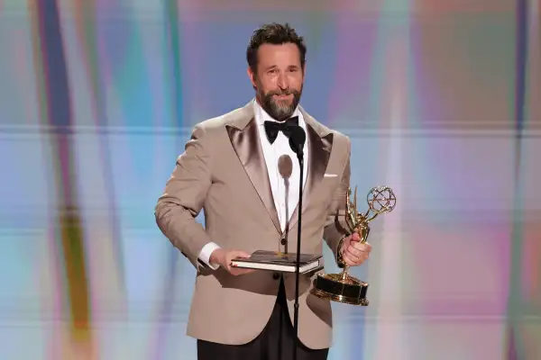 MEJOR ACTOR PROTAGONISTA EN UNA SERIE DE DRAMA: Noah Wyle