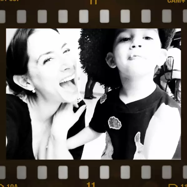 Claudia Lizaldi en Chichén Itzá con su hijo Iam