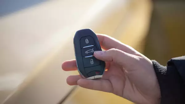 ¿Qué hacer cuando se acaba la batería de tu llave? Así puedes prender tu auto