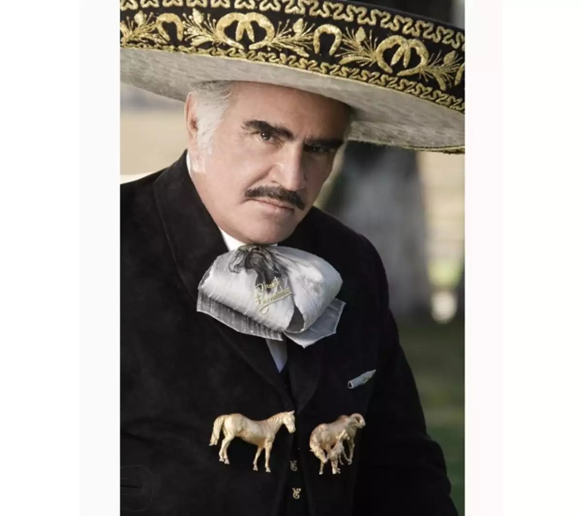 Alejandro Fernández dio cuenta de la fortaleza de su padre, "El Charro de Huentitlán" quien se recupera de una trombosis pulmonar detectada el martes pasado, con solidarios mensajes en Twitter.