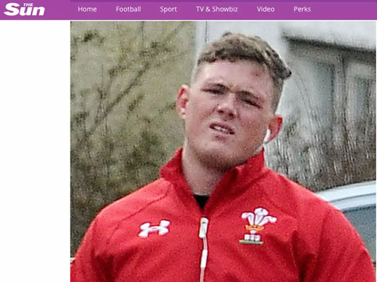 La cantante asegura que ella y su medio hermano parecen gemelos.