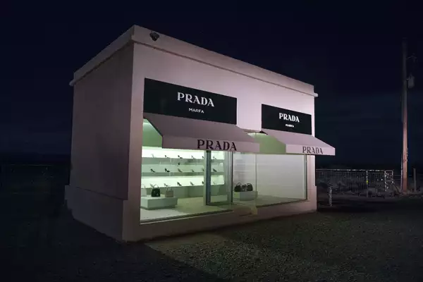 Prada Marfa tienda desierto