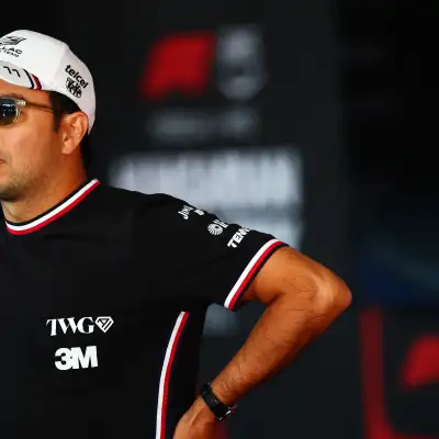 El piloto mexicano Sergio Checo Pérez vestido con su playera de su equipo Cadillac.