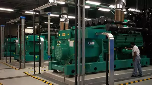 En la foto, generadores de energía garantizan el funcionamiento de la empresa con un flujo de 13,500 watts cada uno.
