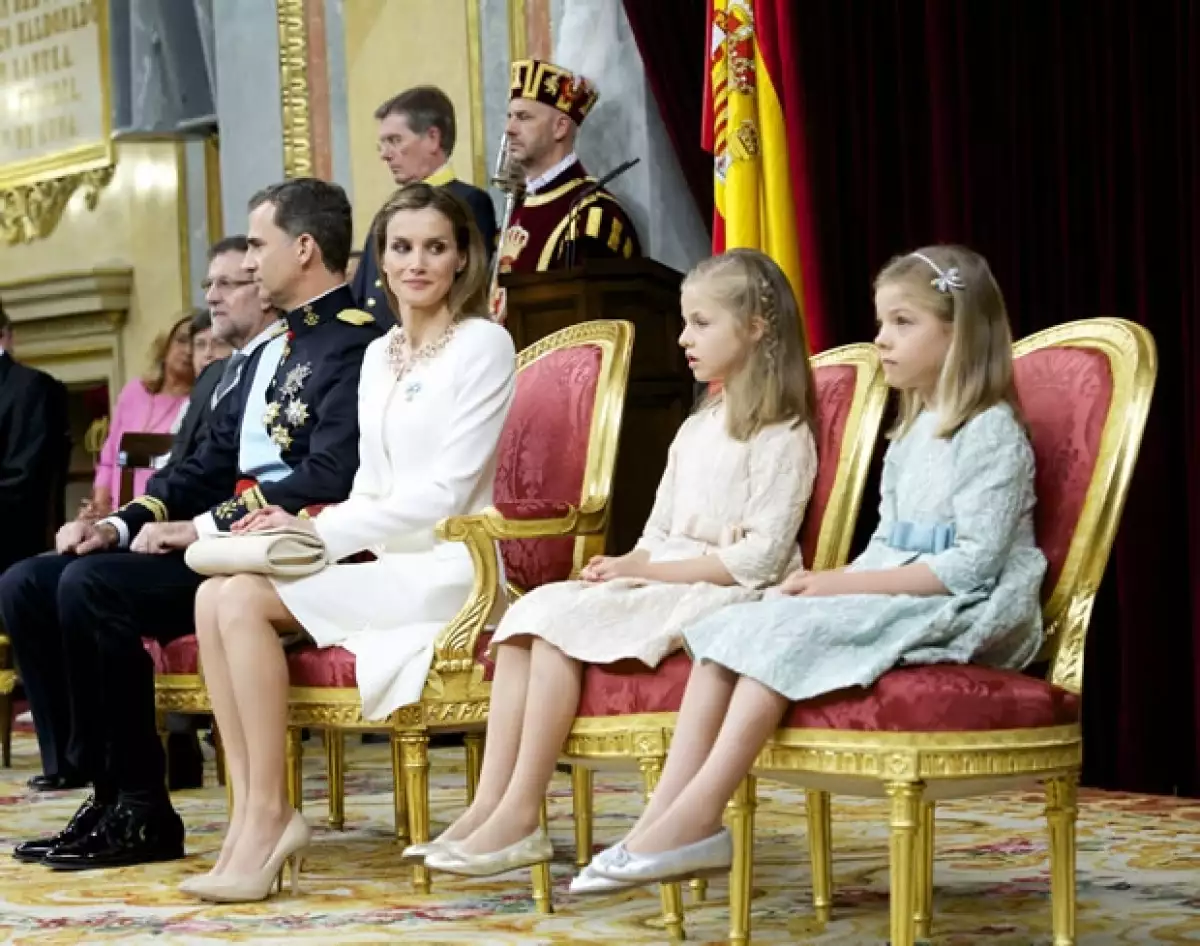 Letizia estuvo al pendiente de sus hijas durante la ceremonia.