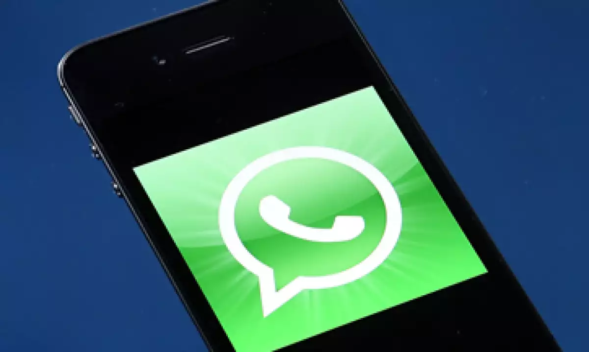 WhatsApp dice que puede acceder periódicamente a tu lista de contactos para localizar a quienes usan esta aplicación. (Foto: AFP )
