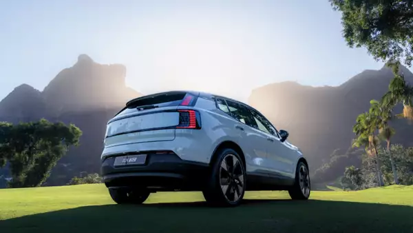 Foto de la parte trasera del Volvo eléctrico EX30, durante la presentación del auto en Brasil.