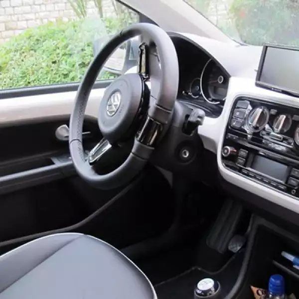 Aunque no cuenta con ajuste de altura en el volante, se puede lograr una posición de manejo cómoda gracias a los reglajes del asiento y la buena visibilidad que ofrece.