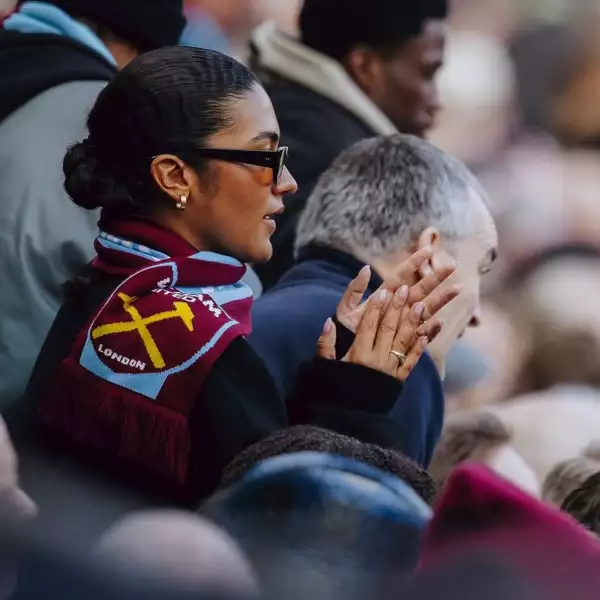 olivia dean short nails .png