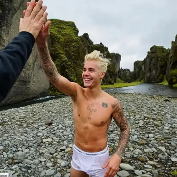 Glacier dip! Justin Bieber pasó unos divertidos días en Islandia.