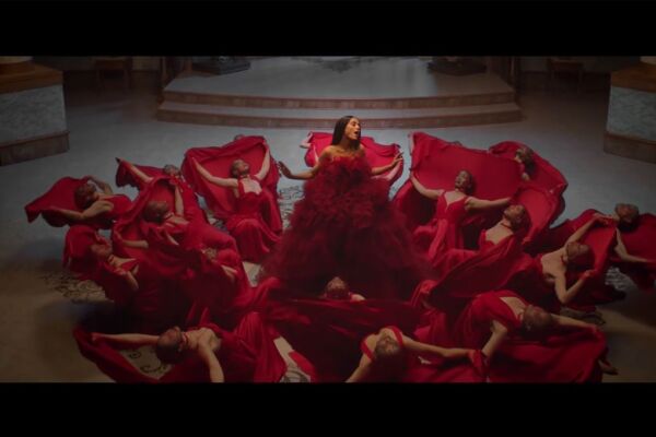 Ariana Grande like a rose!