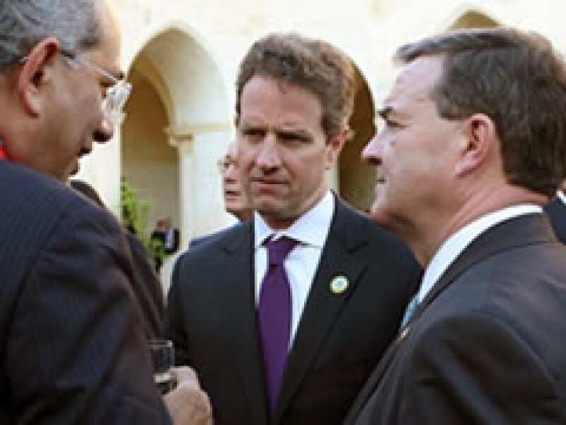 Boutros-Ghali, Geithner y Flaherty hablan durante la reunión del G8. (Foto: Reuters.)