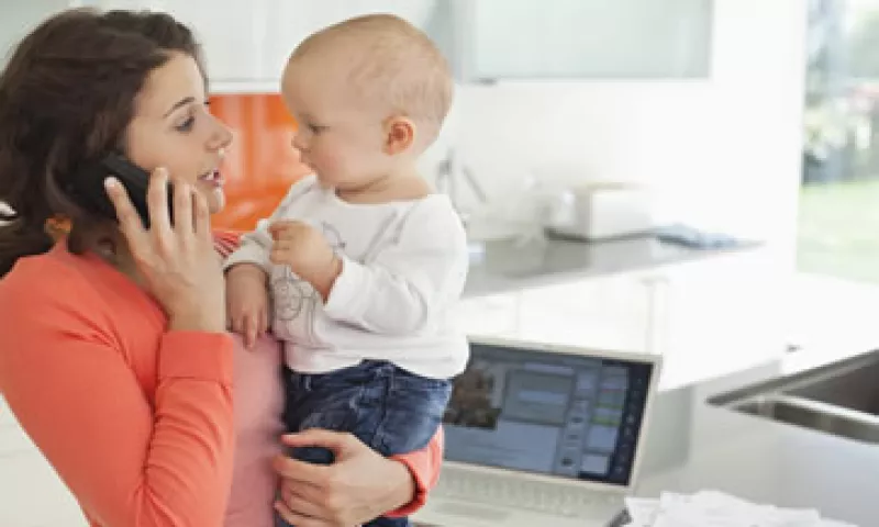 Combinar la camiseta de mamá con la de responsable de un negocio tiene sus retos. (Foto: Getty Images)