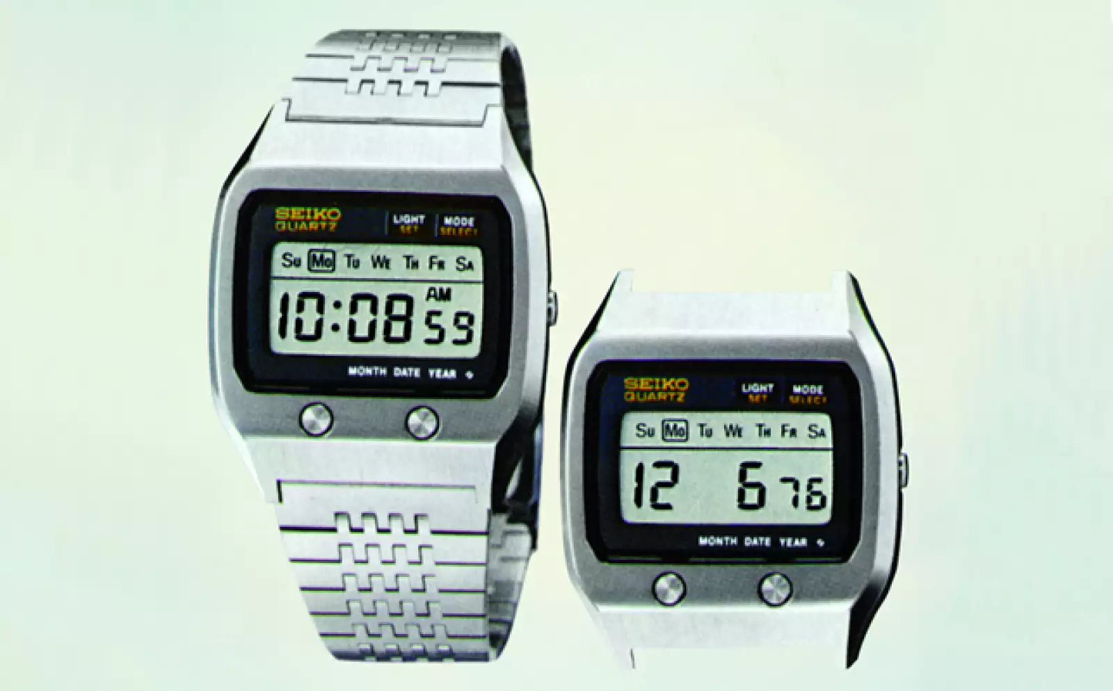 Lo llevó el agente 007 en The Spy Who Loved Me (1977). Bond podía recibir información y notificaciones del MI6 directo a su muñeca por medio de su avanzado reloj con pantalla de cristal líquido e impresora de cinta estilo ticker.